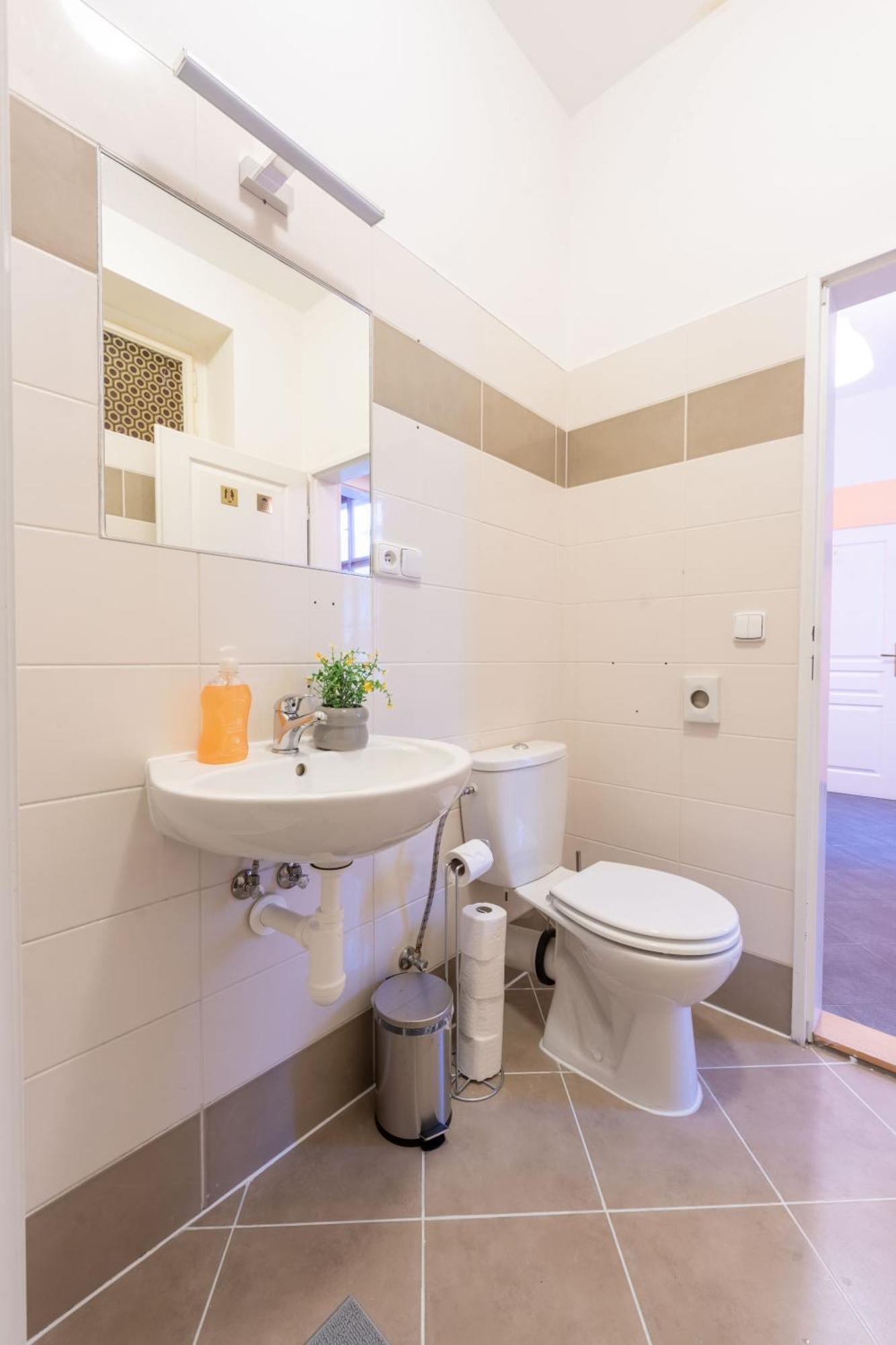 Stellar Female Hostel Praha Bagian luar foto
