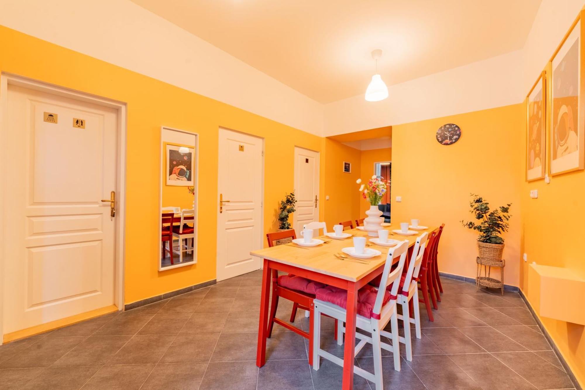 Stellar Female Hostel Praha Bagian luar foto
