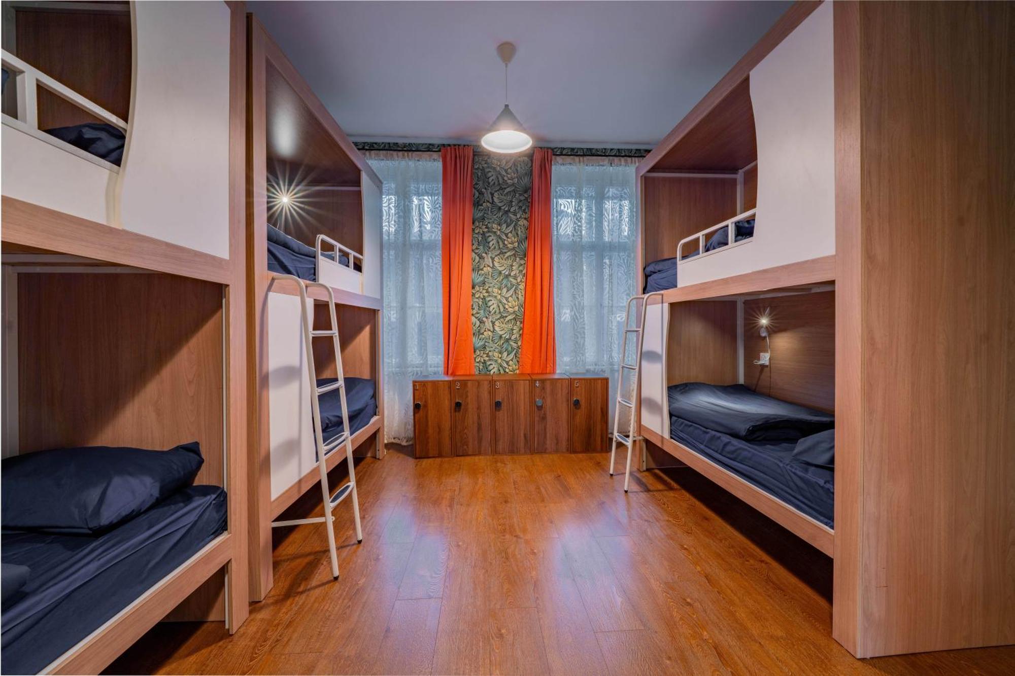 Stellar Female Hostel Praha Bagian luar foto